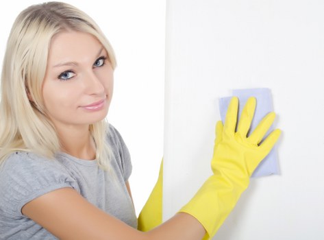 Professional cleaner discussing a complaint resolution
